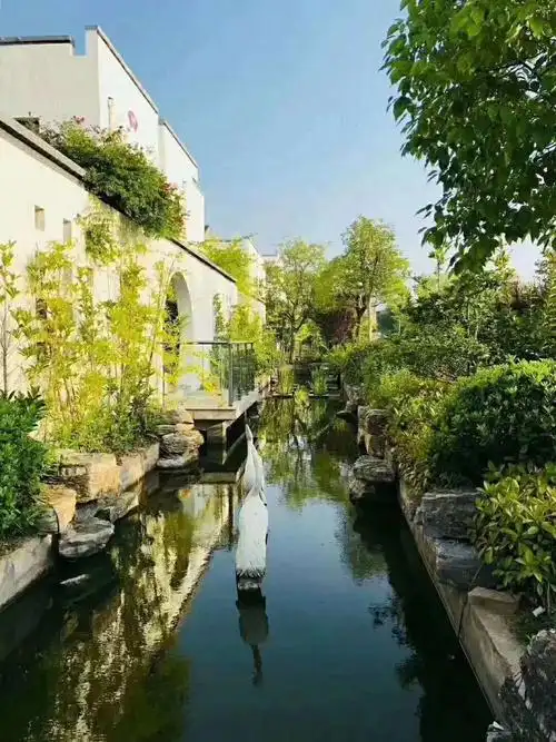 《世外江南别墅》,盐城稀缺型叠加别墅, 均价7500-9000元,总价210万到