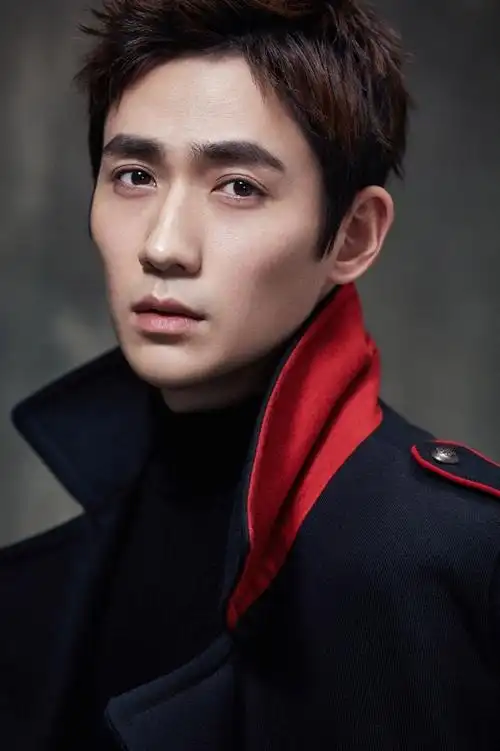 朱一龙冷峻有范时尚写真