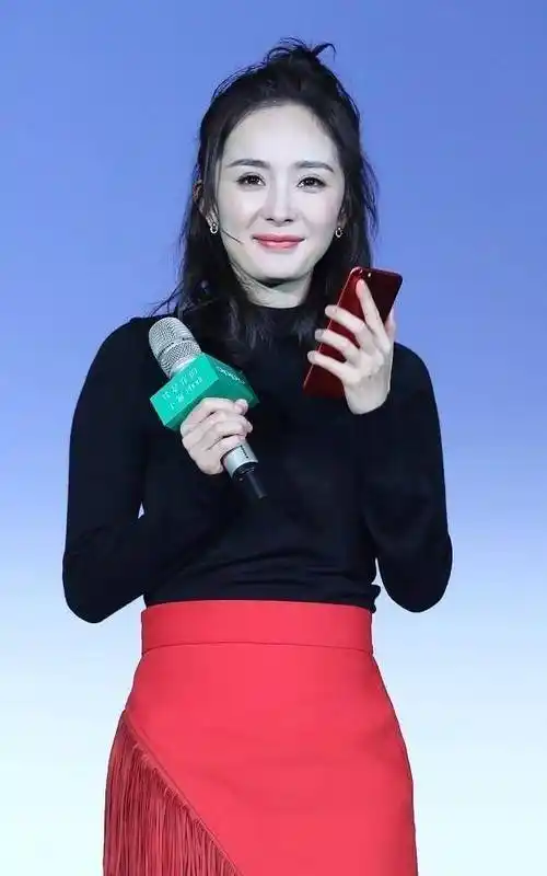 原创杨幂真是有心机虽然穿的衣服一点都不露但面料太薄身材没遮住