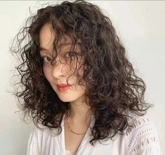 年底最火全头烫发型19款蓬松瘦脸弹力好越来越多女性这样烫