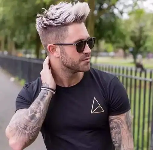 蓬松的短发发型设计,加上前额个性的飞翘感,完美凸显出飞机头发型的