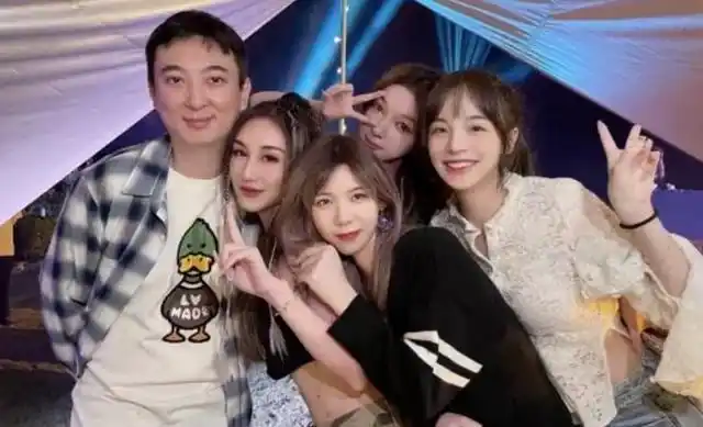 甜掉牙王思聪与女友街头上演考拉抱网友不是刚否认了恋情