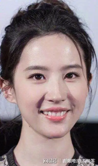 刘亦菲笑起来露牙龈很难看明明笑起来很美很有气质如春风拂过