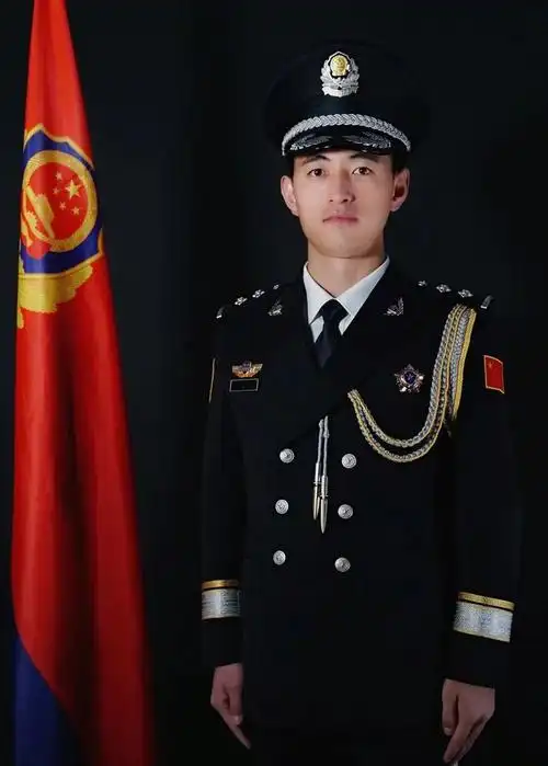 也是使命身上的警服既是万家灯火的安全守护也是夜以继日的无悔担当