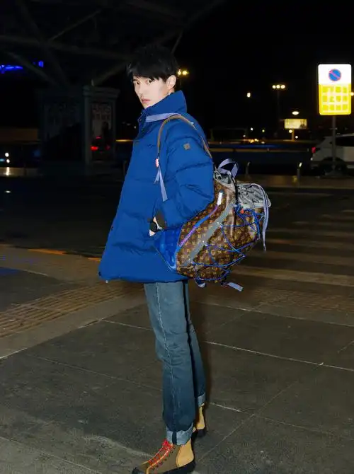 简介:刘昊然巴黎看秀机场街拍图片,分享一组刘昊然图片给大家,图中的