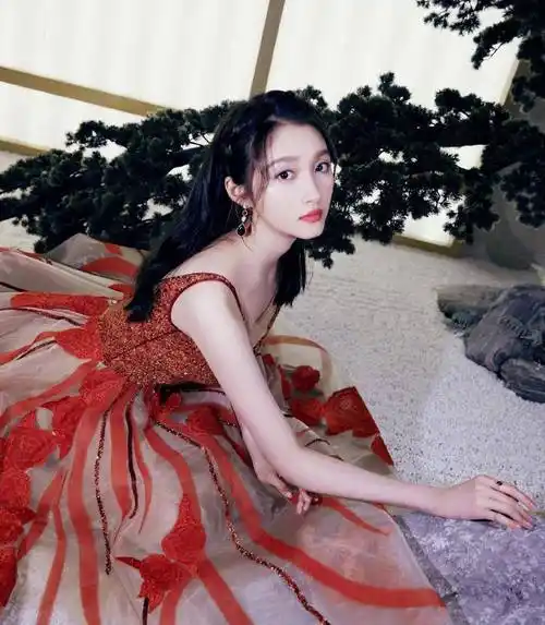 原创关晓彤气质绝好闪光裙仙气十足变身为俏丽脱俗的锦鲤少女