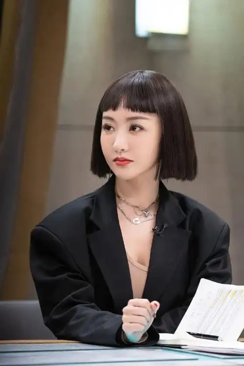 杨蓉明侦最新造型黑西装配齐刘海酷帅霸气39岁又攻又欲