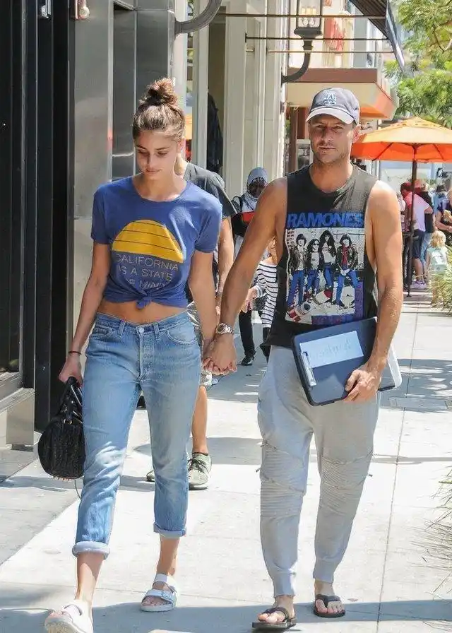 当地时间2016年8月23日,洛杉矶,泰勒·希尔(taylor hill)与男友现身