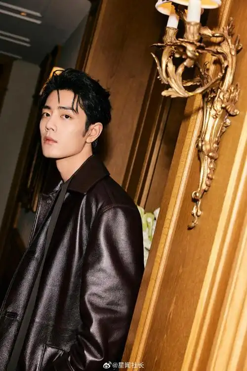 肖战第二套看秀造型