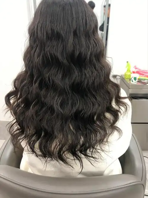 水波纹是一款很大气很自然的发型.啊而且非常容易打理.