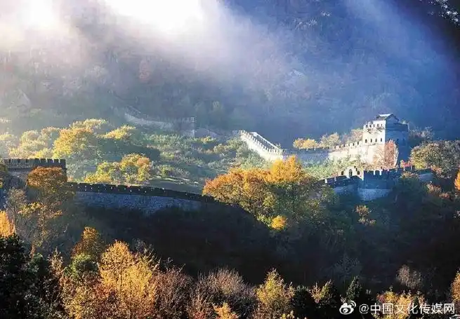 雄伟壮丽的万里长城,犹如一条巨龙盘旋于中华大地.