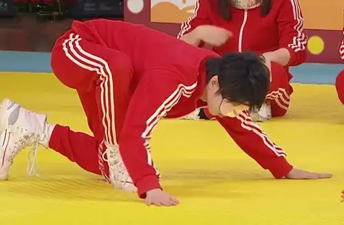 华晨宇的"灭霸鞋"火了,看到他上脚效果后,网友:太霸气了