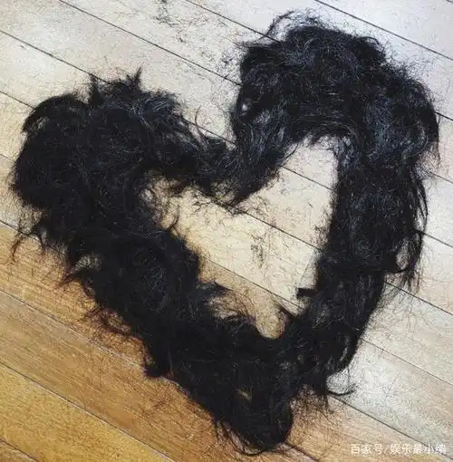 吴亦凡剪发连续发2条微博,剪掉头发摆心形,不露正脸却透露很帅