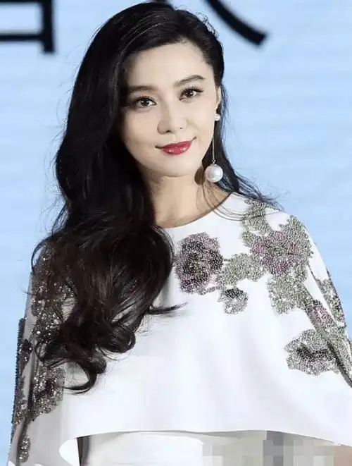 大波浪发型配印花长裙范冰冰最新活动造型女人味十足