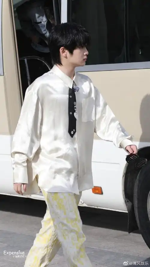 周震南戴百叶窗眼镜上班