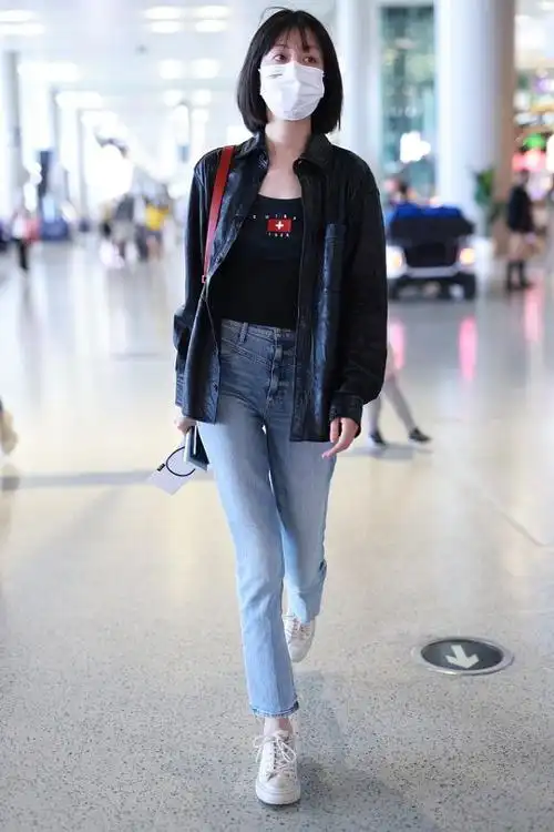 李溪芮衣品还挺不错的穿衬衫还加了件牛仔抹胸看着真时髦