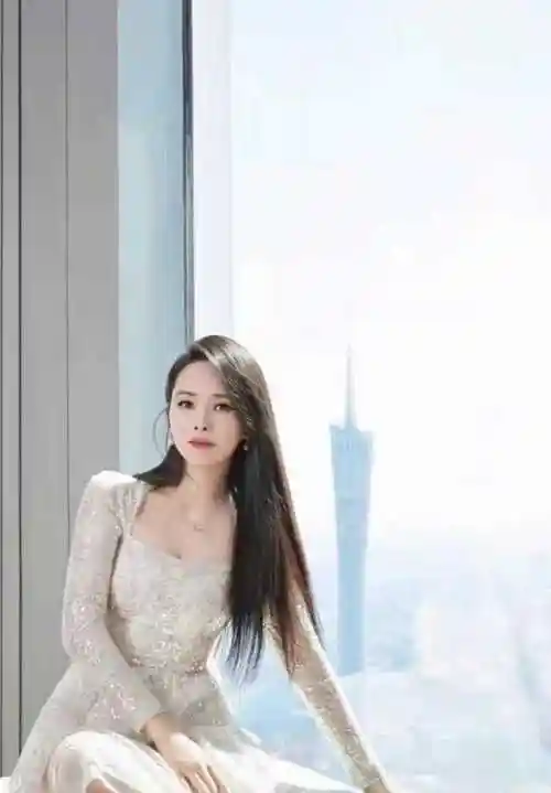 53岁伊能静真很会保养,穿白色连衣裙配披肩长发,说35岁都信插图