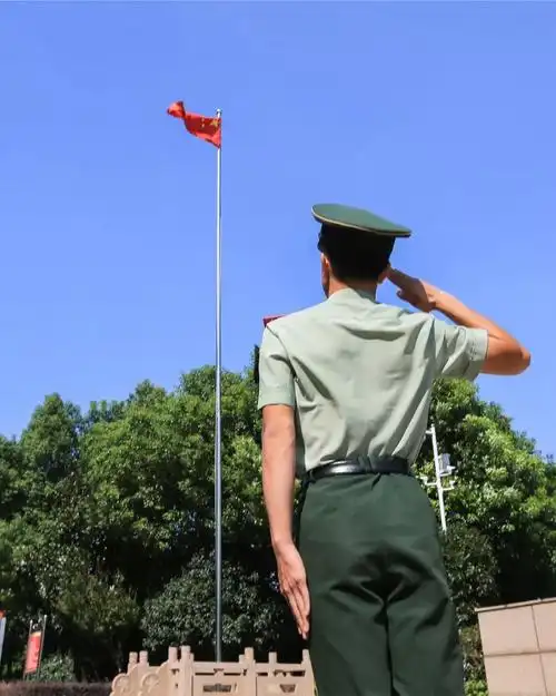 最美国庆照你致敬国旗的背影温暖数万网友心窝