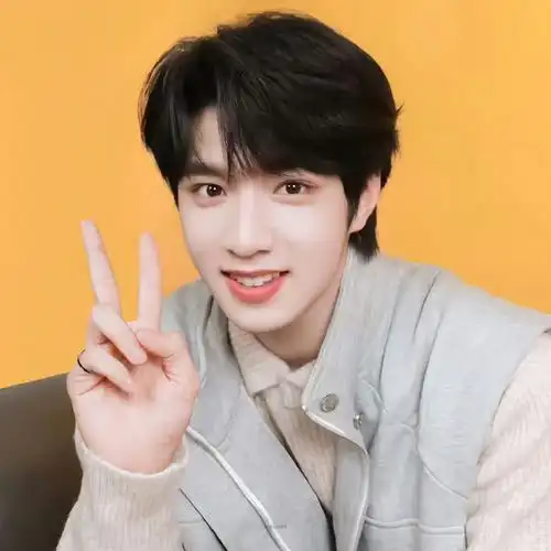 刘耀文嘟嘴比耶照