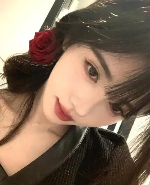 今天,我们将深入剖析这些照片,为你揭开鞠婧祎自拍的时尚密码.