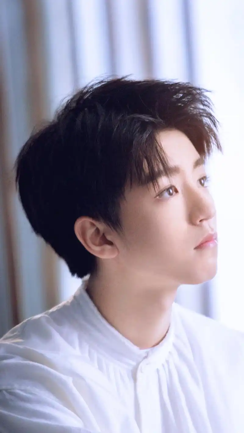 王俊凯清爽帅气白衣写真手机壁纸