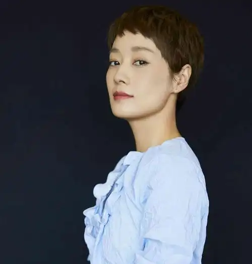 45岁的马伊琍现身机场,大花裤配白色衬衫独自推行李,太心酸了