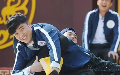 陈赫拍《爱情公寓5》闲暇之余不忘和林更新组队"吃鸡"!