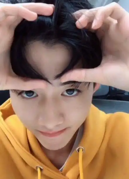 苏豪同学  :美人尖男孩的花样比心