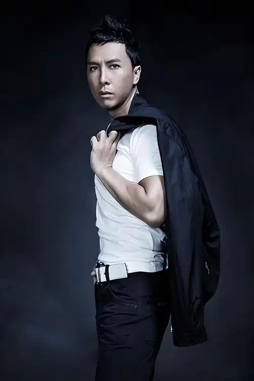 仔细观察后才发现,甄子丹除了割双眼皮之外,还正畸了牙齿,之前的牙齿