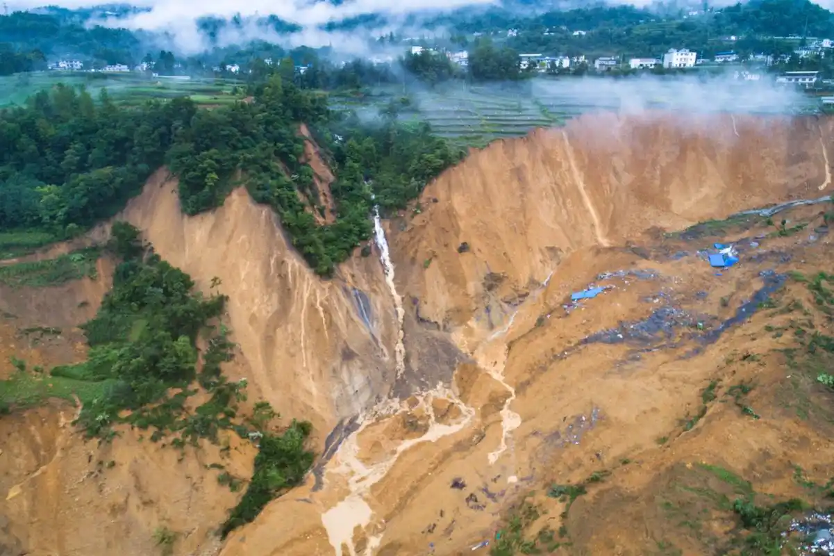 7月21日拍摄的因恩施州屯堡乡马者村山体滑坡形成的堰塞湖(无人机照片