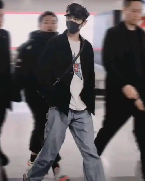 太甜了!王一博录制《天天》换新衣服,裤子外套意外撞衫肖战_时候_网友