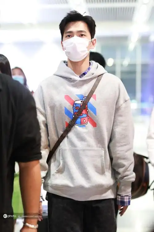 街拍杨洋灰色印花卫衣牛仔裤阳光帅气