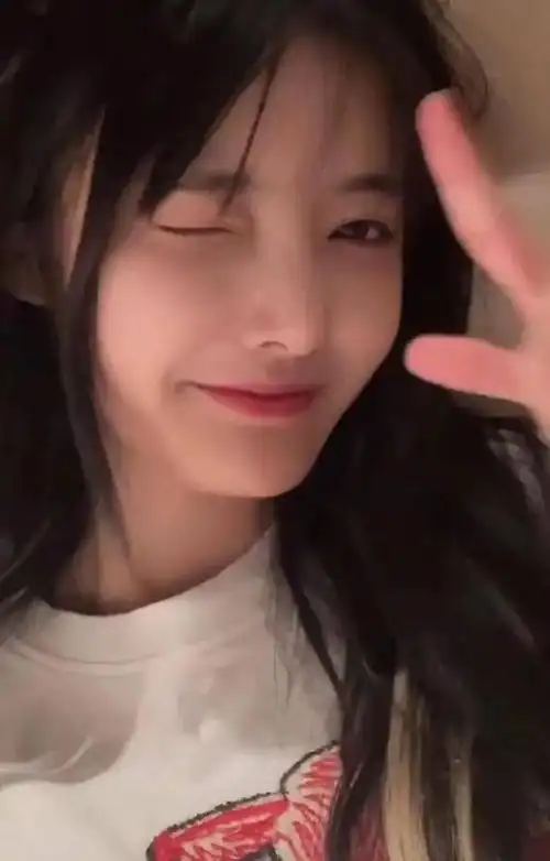 套璐璐的五官看起来很柔和,立马就让人想到了楚楚可