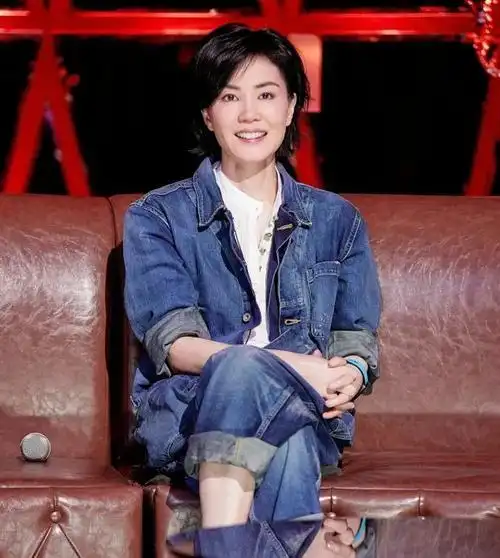 53岁王菲状态真绝了,身材纤细如少女