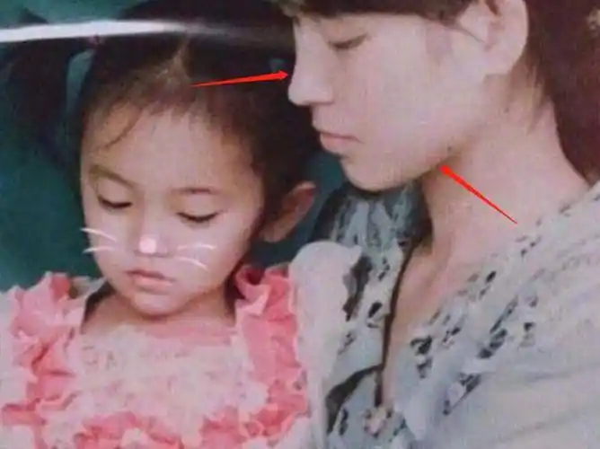 鞠婧祎发出妈妈照片,为保自己纯天然人设,却被扒出是ps的