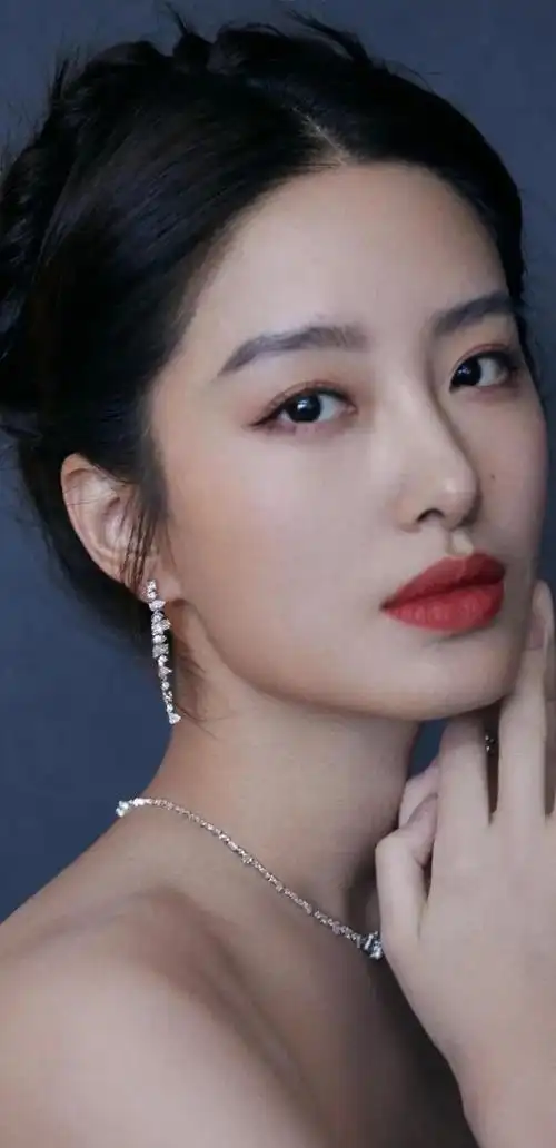 娇俏妩媚的杨采钰,惊艳迷人,文雅秀丽的写真照!