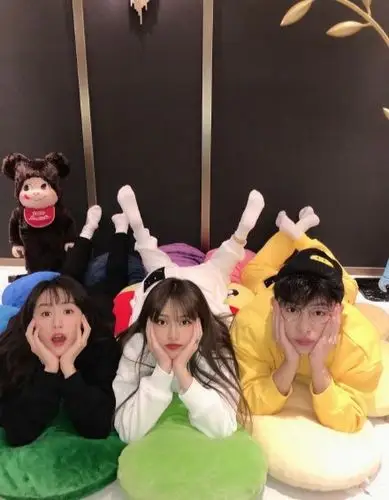 袁冰妍周扬青大左穿同款套装合照三人表情搞怪俏皮可爱