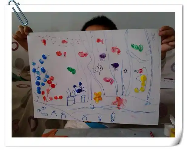 宝贝爱玩手指画热闹的海底世界