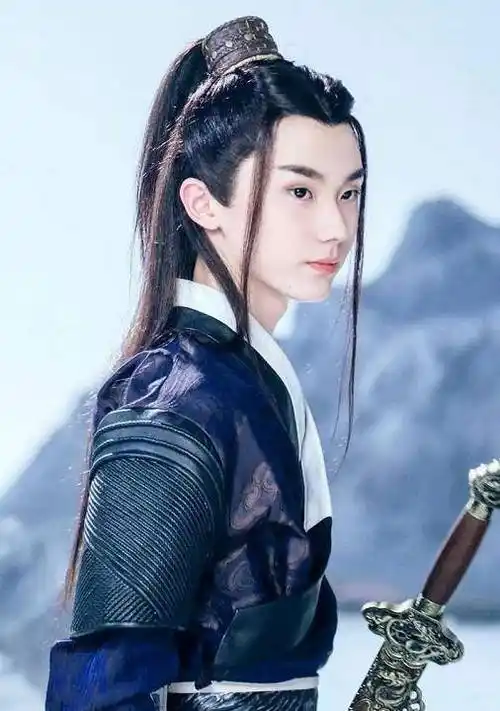 马嘉祺古装造型公开,射箭时气宇轩昂,眼神让粉丝坠入爱河_舞台_少年团