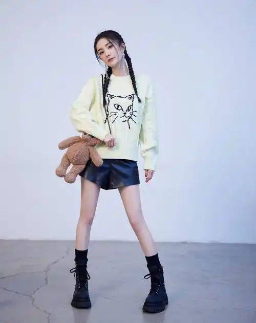 杨幂最新私服穿搭,米色毛衣搭配黑色短裤,"漫画腿"太吸睛_女生_衣服