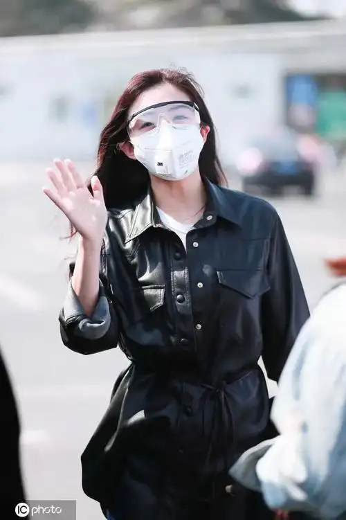 一身皮衣look的张含韵,除了戴上n95口罩,还戴上护目镜,一副cool girl