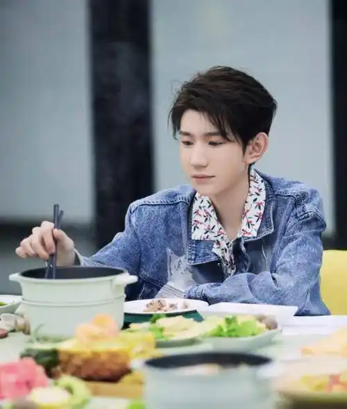 吃火锅涮大白菜,连最爱的小龙虾也不敢多吃一只_孩子_时候_明星