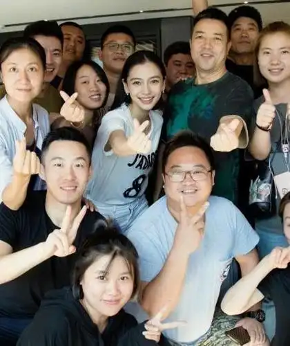 看了明星与路人的合照,就知道你差在哪里,网友:两个关键地方