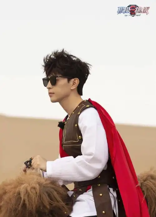 邓伦《极限挑战》录制照来袭 披红袍骑骆驼的沙漠小王子!