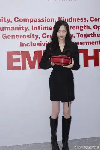 唐嫣品牌活动造型科普,黑色西装裙搭配骑士长筒靴,可甜可a