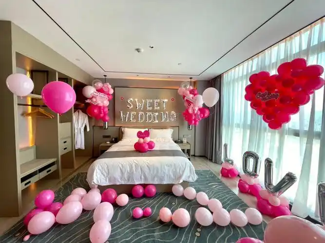 佛洛依德高级玫红色系酒店婚房布置