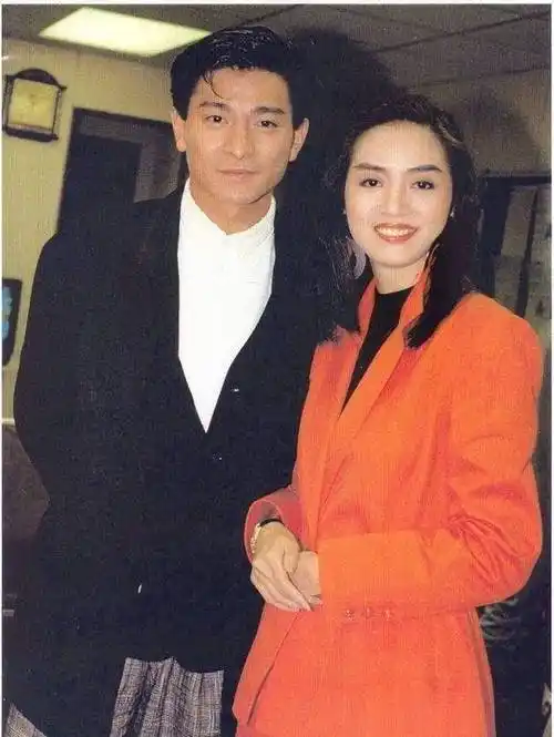 被天王藏了23年,46岁诞下一女,朱丽倩嫁刘德华后受了多少委屈?