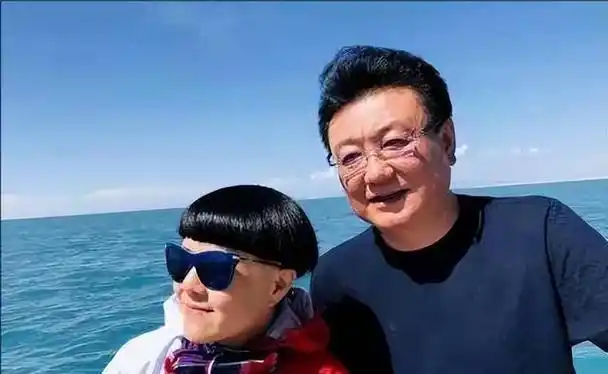 金龟子姐姐刘纯燕年过半百跟20多岁的女婿像同龄人