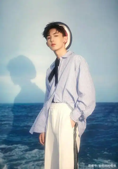 一副"老干部"作风的郭俊辰,换下校服,萌萌的外表下透着男神范