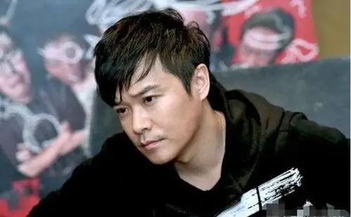 42岁陈思诚发福走样一个人孤单来电影院妻子佟丽娅不见踪影